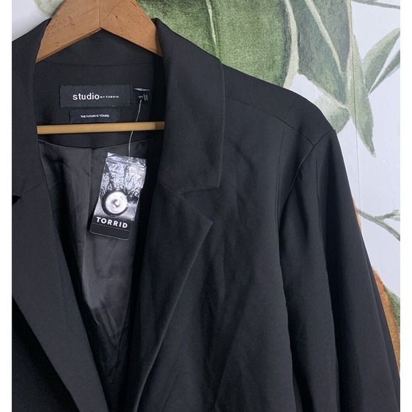 NEW Torrid Studio Size 5 US 5X Refined Crepe Cropped Blazer Black One Button - Picture 4 of 7